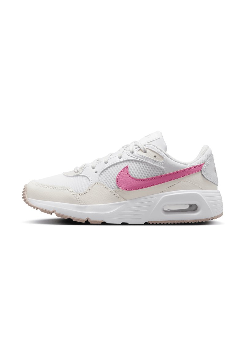 Baskets Nike avec un dessus en mesh blanc et en cuir. Présente un swoosh rose, des accents gris clair et une unité d'air visible dans la semelle.