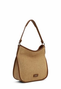 Borsa a tracolla in paglia intrecciata color tan con forma curvata, rifiniture in pelle marrone e una singola tracolla. Presenta un logo discreto sulla parte anteriore.