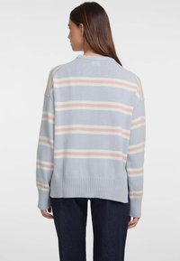 Helles blaues Strickoberteil mit horizontalen Streifen in Pastellrosa und Weiß. Verfügt über gerippte Bündchen und Saum, überschnittene Schultern und eine lockere Passform.