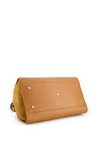 Tasche aus braunem Leder mit Wildlederakzenten, runde rechteckige Form, fünf dekorative Metallnieten und eine glatte Oberfläche.