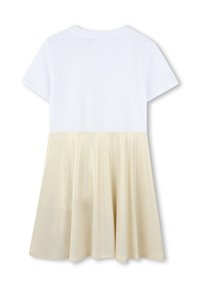 Sukienka z krótkimi rękawami z białą górą i błyszczącą złotą spódnicą, wyróżniająca się rozkloszowanym krojem i gładką fakturą.