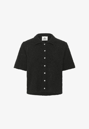 Fekete, rövid ujjú, texturált ing, hegyes gallérral és elöl gyöngygombokkal, fehér háttéren bemutatva.