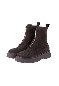 Botines de ante marrón oscuro con una plataforma gruesa, que cuentan con cremalleras doradas y tiradores para ponerlos y quitarlos fácilmente. Textura suave y diseño elegante.