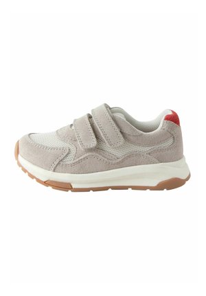 Baskets bébé gris clair avec empiècements en mesh, deux bandes Velcro, semelle blanche, semelle gomme et détail rouge au talon.