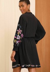 Love & Roses PETITE FIT - FLORAL EMBROIDERED   - Dnevna haljina - black