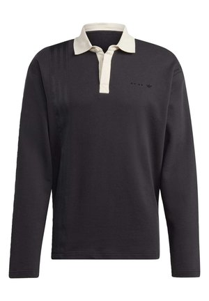 Polo negro de manga larga con cuello blanco, tapeta de tres botones y un sutil logo negro a juego en el pecho izquierdo.
