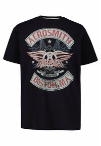 Černé bavlněné tričko s vintage grafikou Aerosmith zahrnující křídla, hvězdy a text v červené a šedé barvě, ukazující opotřebovaný design.