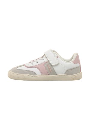 Weiße und hellrosa Sneakers aus Wildleder und Leder, mit einem Klettverschluss, runder Zehenpartie und einem klobigen Sohlen-Design.