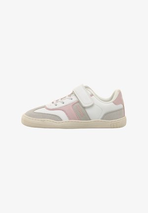 Sneakers bianchi e rosa chiaro realizzati in materiali scamosciati e in pelle, dotati di una fascia con chiusura a strappo, punta rotonda e suola spessa.