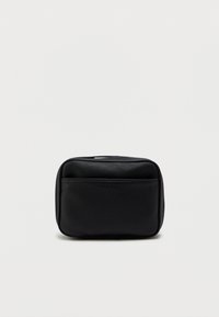 Melnas ādas ceļojumu soma ar taisnstūra formu, ar priekšējo kabatu un gludu tekstūru. Ar rāvējslēdzēju augšpusē.