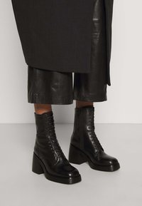 Vagabond Botines con cordones - black