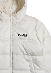 Giubbotto imbottito crema con design a trapunta, zip frontale e un logo nero "Disclaimer" sul lato sinistro del petto. Dotato di cappuccio e tasche laterali.
