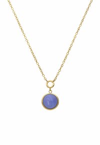 Collier en chaîne dorée avec un pendentif circulaire en pierre légère violette entouré d'un mince contour doré. La chaîne est composée de petits maillons ronds.