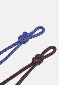 Due cordoni intrecciati in viola e nero, ciascuno con un design a nodo. Il cordone viola ha una finitura uniforme, mentre quello nero presenta un motivo rosso.