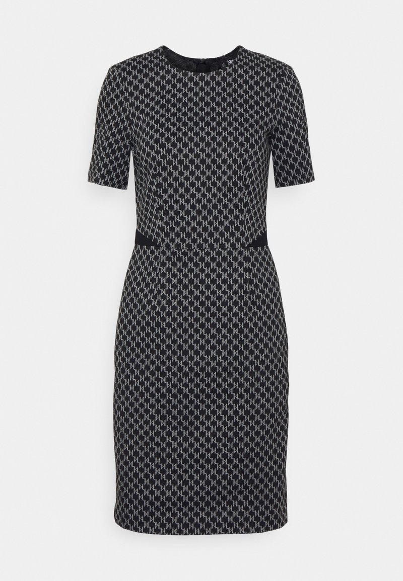 Vestido de patrones en negro y gris con mangas cortas, escote redondo y corsé ajustado que presenta un sutil diseño de pata de gallo.