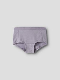 Lavendlivärvi puuvillast aluspesu laia vöökohaga ja täieliku katvusega, tasapinnal heledal hallil taustal.