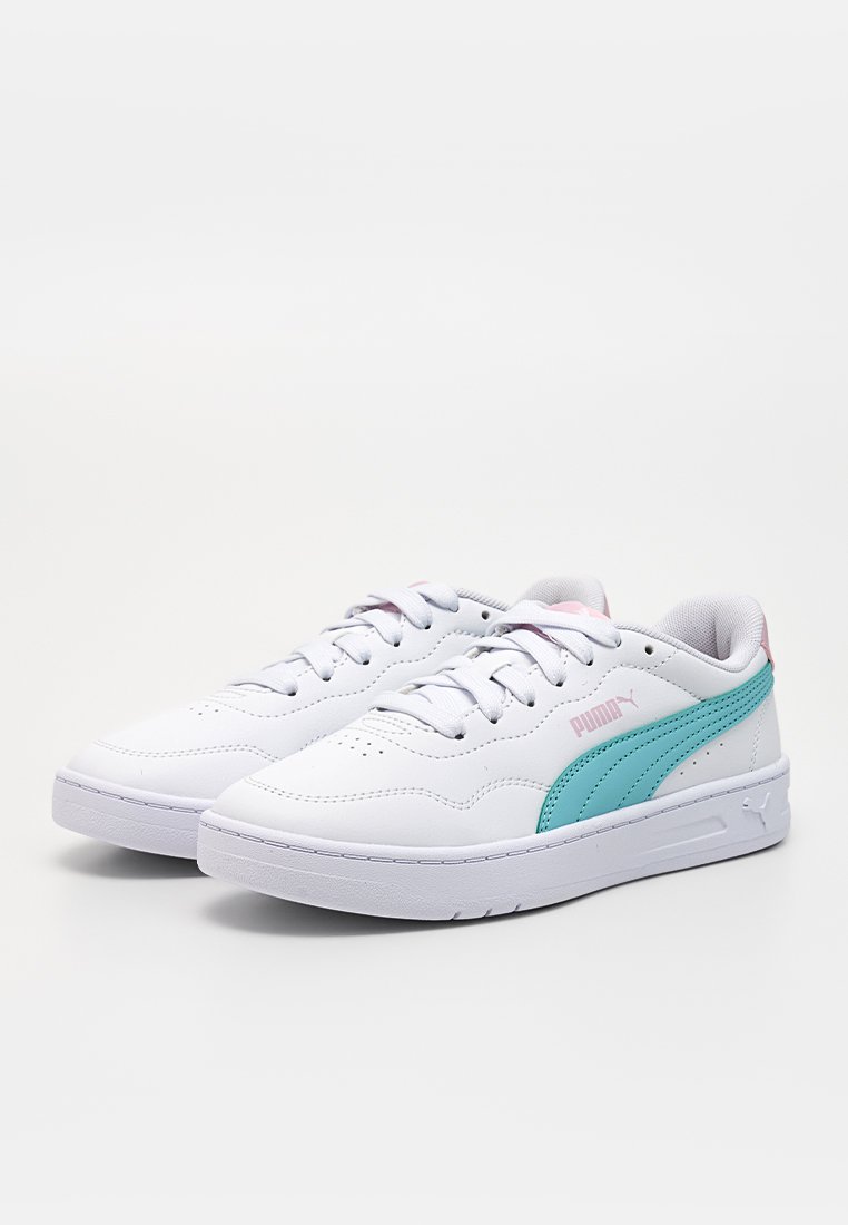 Zapatos deportivos blancos con parte superior de cuero liso, con detalles en azul claro, perforaciones y una lengüeta rosa en el talón.