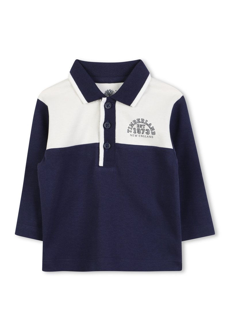 Marineblauwe longsleeve polo met witte kraag, drie knopen en geborduurd "Timberland 1973 New England" logo op de voorkant.