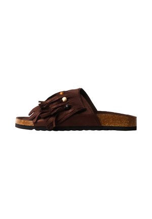 Bruine slip-on sandaal met kurken zool, versierd met franjes en drie kleine kralen op de bovenste band.