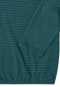 Camicia verde a maniche lunghe con sottili righe orizzontali e fondo elasticizzato.