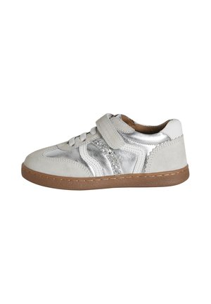 Children’s low-top sneaker in white and metallic silver with hook-and-loop strap, lace details, and brown rubber sole.