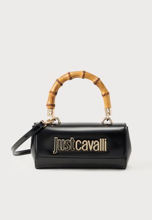 Borsa rettangolare nera con manico in bambù, logo dorato "Just Cavalli" sul davanti e tracolla removibile su sfondo bianco.