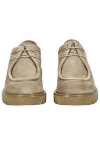 Beige ruskindsko med en rund tå, minimalistisk snøre design og en tan gummisål med et struktureret slidbane mønster.