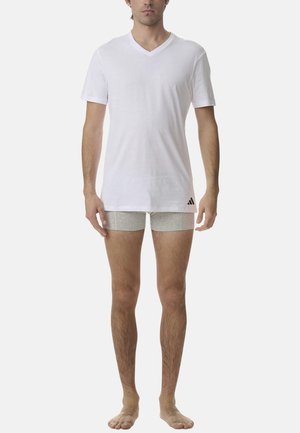 Hvid v-hals t-shirt lavet af blødt stof, parret med lysegrå boxer briefs. Minimalistisk design med lille Adidas-logo på shortsen.