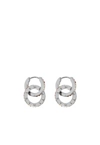 Pendientes de aro plateados con anillos entrelazados, acentuados por cristales multicolores y un acabado suave y pulido.