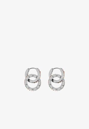 Pendientes de aro plateados con anillos entrelazados, acentuados por cristales multicolores y un acabado suave y pulido.