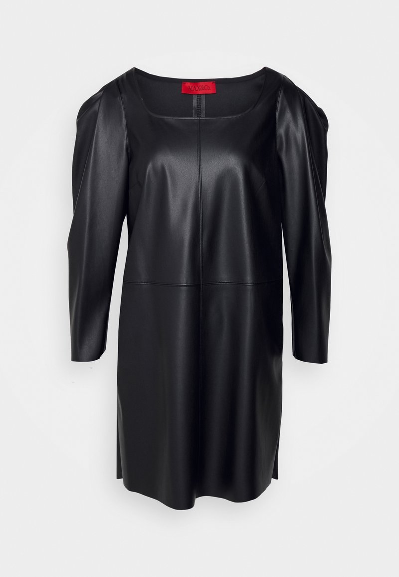 Musta keinonahasta valmistettu polvipituinen mekko, jossa on pitkät puffihihat ja pyöreä kaula-aukko. Mekossa on näkyvät saumat ja punainen brändietiketti sisällä.