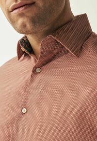 Next TEXTURED TRIMMED SINGLE CUFF - Skjorter - red geometric