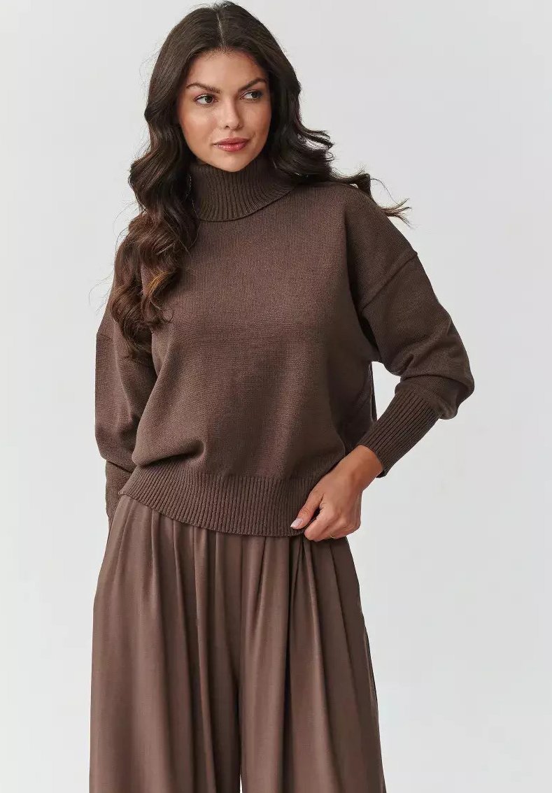 Brązowy sweter dzianinowy z wysokim ściągaczem, luźny krój i ściągacz na dole, zestawiony z pasującymi spodniami o wysokim stanie.