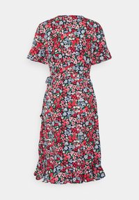 Květinové šaty s obálkovým výstřihem s černým pozadím, červenými a modrými květy, krátkými rukávy, opaskem na zavazování a volánovým lemem.