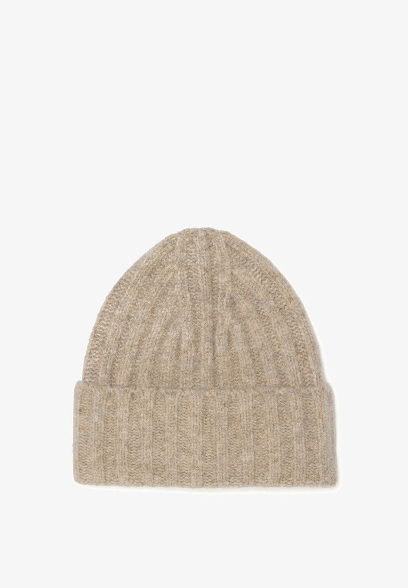 Gorro de punto acanalado en color beige, elaborado con lana suave, que presenta un puño doblado y un patrón texturizado, ideal para el clima frío.