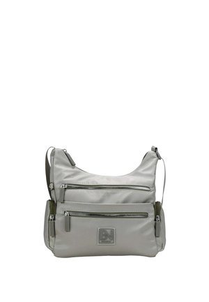 Bolso de hombro gris claro con múltiples bolsillos con cremallera en la parte frontal y los lados, correa ajustable y parche con el logo de la marca en la parte inferior central.