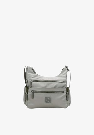 Bolso de hombro gris claro con múltiples bolsillos con cremallera en la parte frontal y los lados, correa ajustable y parche con el logo de la marca en la parte inferior central.