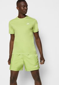 Nike Sportswear M NSW SPE WVN LND FLOW SHORT - Spodnji deli trenirk - vivid green/white