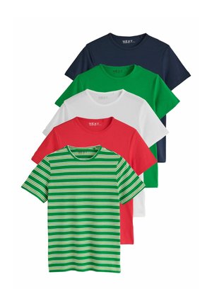 Vijf netjes gestapelde T-shirts met korte mouwen en ronde hals in marineblauw, groen, wit, rood en groen met witte strepen.