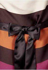 Tissu satin avec des rayures verticales en crème, marron, violet foncé et orange. Un nœud en satin noir cintrant la taille. Texture lisse avec une finition brillante.