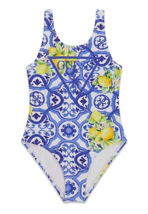 Jednoczęściowy strój kąpielowy z niebiesko-białym wzorem kafelków, żółtymi akcentami cytryny i zielonych liści oraz dużym niebieskim logo Guess na piersi.