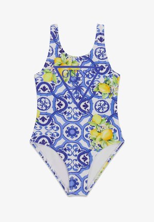 Jednoczęściowy strój kąpielowy z niebiesko-białym wzorem kafelków, żółtymi akcentami cytryny i zielonych liści oraz dużym niebieskim logo Guess na piersi.