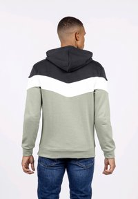 Sudadera con capucha que presenta un diseño a bloques de color con secciones en negro, blanco y verde oliva. Material de mezcla de algodón, corte estándar.