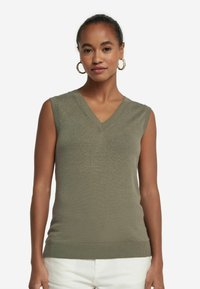 Ärmlös, olivgrön V-ringad tröja med en figurnära design, ribbat avslut och en mjuk textur, lämplig för lager-på-lager eller varmt väder.