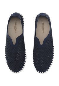 Granatowe buty slip-on wykonane z ażurowego materiału z falistym wzorem. Biała gumowa podeszwa z teksturowanym gripem i metką marki w środku.