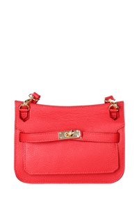 Borsa crossbody in pelle rossa con texture a ciottoli, hardware dorato, tracolla regolabile e un flap anteriore con chiusura in metallo e dettaglio della tasca.