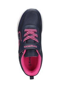Marineblaue Sport-/Freizeitschuhe mit pinken Akzenten, ausgestattet mit einem Obermaterial aus Mesh, Schnürsenkeln und einem Riemen. Das Innere hat ein pinkes Futter und ein Logo-Detail.