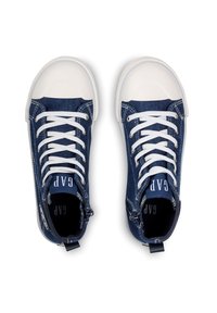 Zapatillas altas de mezclilla azul marino con puntas de goma blanca, cordones en contraste y un logo de CAP en la lengüeta; incluye un detalle de cremallera en el lateral.