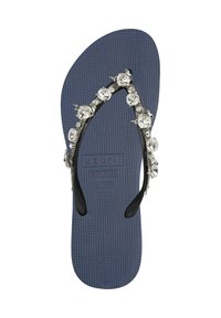 Niebieskie gumowe klapki z czarnymi paskami ozdobionymi przezroczystymi kamieniami i skomplikowanymi detalami, z teksturowaną wkładką zapewniającą przyczepność.