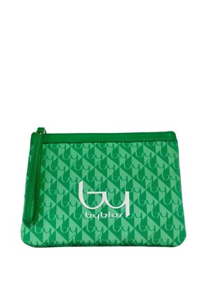 Pochette da polso verde con motivo ripetuto "by" e logo bianco più grande "by blos" centrato sul davanti, chiusura con cerniera in alto.